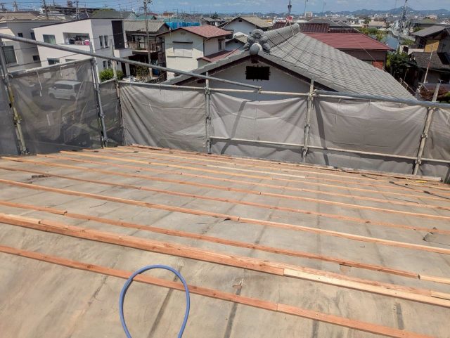 姫路市で葺き替え工事に伴う屋根材の撤去